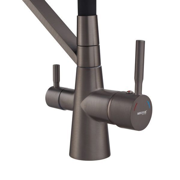 купить Смеситель для кухни MIXXUS PREMIUM MAGNET 021 GRAPHITE REFL.BLACK с гибким изливом с выходом для питьевой воды (Цвет графит+излив черный) (MI6975) фото
